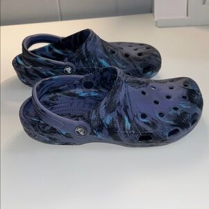 CROCS Slip On Marbled Blue Clogs Shoes Size J6
